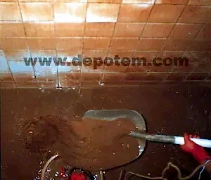 Su deposu temizliği 13 Kirli Bir Fayans Su Deposu Görünümü